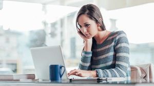 Woman-looking-at-a-website-on-computer